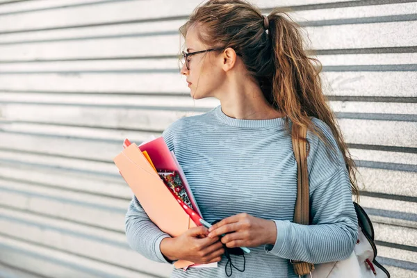 Kvinnelig Student Som Ser Seg Tilbake Bærer Bøker Etter Dag – stockfoto