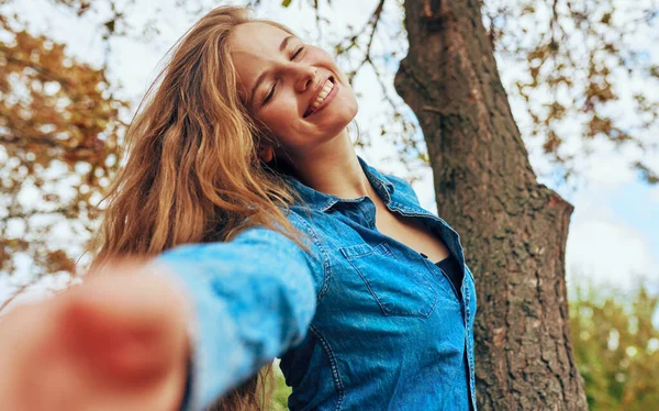 Jovem Feliz Sorrindo Vestindo Uma Camisa Ganga Azul Abraçando Uma — Fotografia de Stock