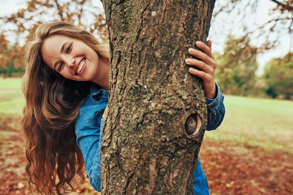 Jovem Feliz Sorrindo Vestindo Uma Camisa Ganga Azul Abraçando Uma — Fotografia de Stock