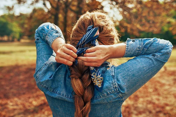 Visão Traseira Uma Jovem Mulher Prende Seu Cabelo Vermelho Fazendo — Fotografia de Stock