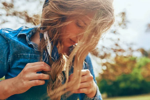 Potret Closeup Dari Seorang Wanita Muda Yang Cantik Mengenakan Kemeja — Stok Foto