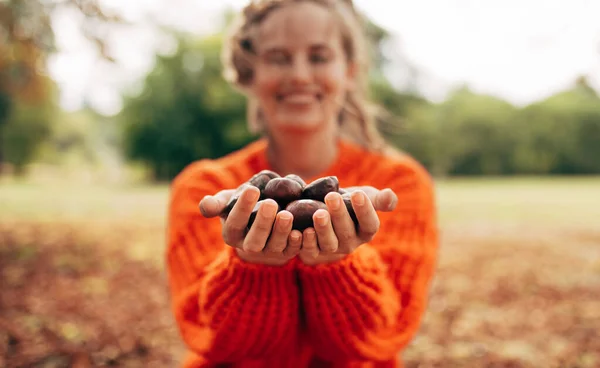 Imagem Mulher Jovem Sorrindo Escolhe Castanhas Parque Mulher Loira Bonita — Fotografia de Stock