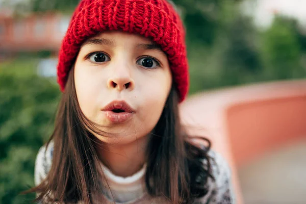 Nahaufnahme Porträt Eines Süßen Kleinen Mädchens Mit Roter Strickmütze Das — Stockfoto