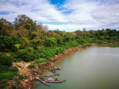 Tekne çapayı Rıhtımlar üzerinde mavi gökyüzü bsckground