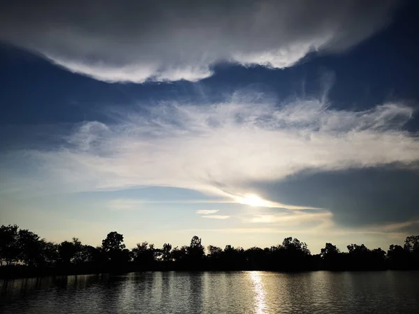 Sunset Bulvarında göl, twilight saat, ağaç siluet