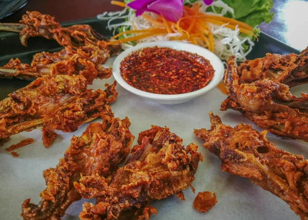 Kızarmış ördek dudak chili sos ile