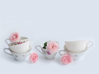 Beyaz zemin üzerine çiçekli Kupası.