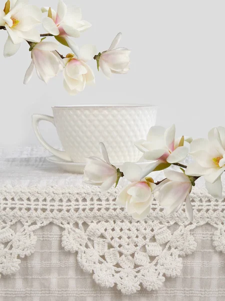 Tasse Mit Blume Auf Weißem Hintergrund — Stockfoto