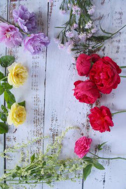 Güzel çiçek buketi beyaz arka plan üzerinde,