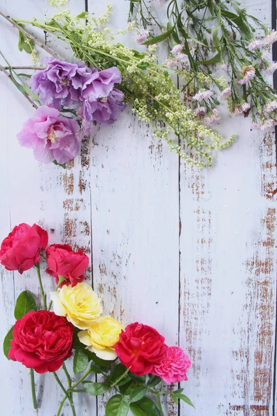 Güzel Çiçek Buketi Beyaz Arka Plan Üzerinde — Stok fotoğraf