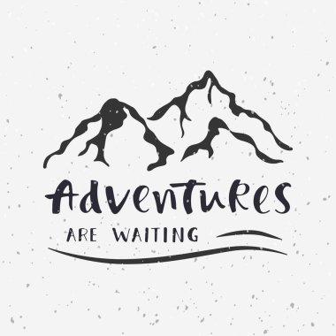 Maceralar bekliyor. Kartları, posterler ve t-shirtler için yazı el yazısı. Açık vektör çizim ile teklif ve dağlar siluet.