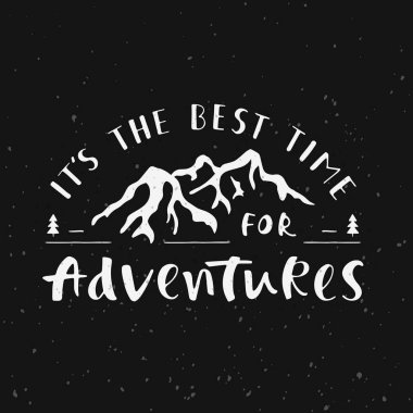 İfade için koyu renk arka plan maceralara en güzel zamanı. Kartları, posterler ve t-shirtler için yazı el yazısı. Açık vektör çizim ile teklif ve dağlar siluet.