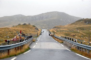 Yaz aylarında Norveç dağ yolları