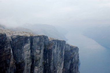 Bir dağ Plato görünümünden Lysefjord yolda