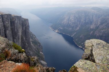 Bir dağ Plato görünümünden Lysefjord üzerinde