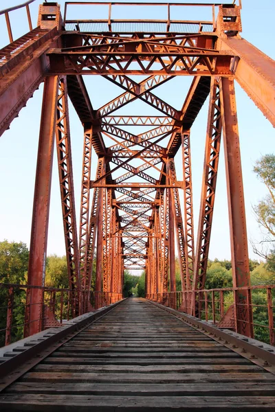 横跨河的红色吊桥 — 图库照片