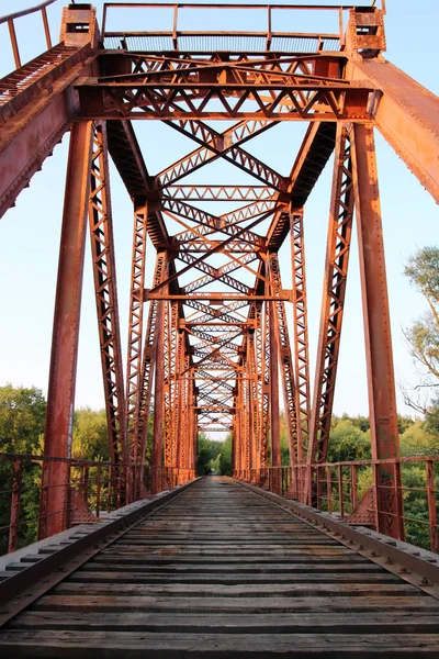 Pont Suspendu Rouge Traversant Rivière — Photo