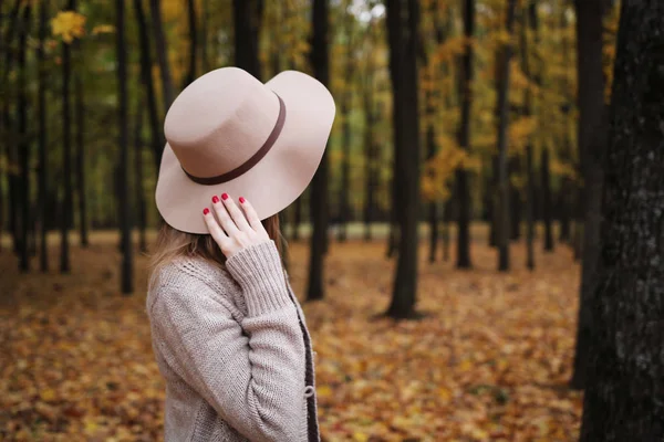 Девушка Светлой Шляпе Прогулка Осеннем Парке Лицензионные Стоковые Изображения