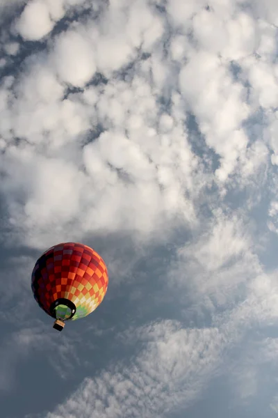 Gökyüzünde renkli balon