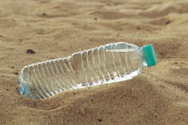 çölde su ile PET şişe.