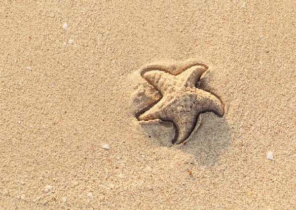 Summer background - imprint of starfish on beach sand. Sea star drawn on the white sand. — Stock Photo, Image