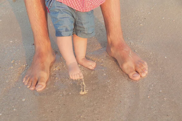 Mann Und Babyfüße Stehen Flachen Wasser Und Warten Auf Die — Stockfoto