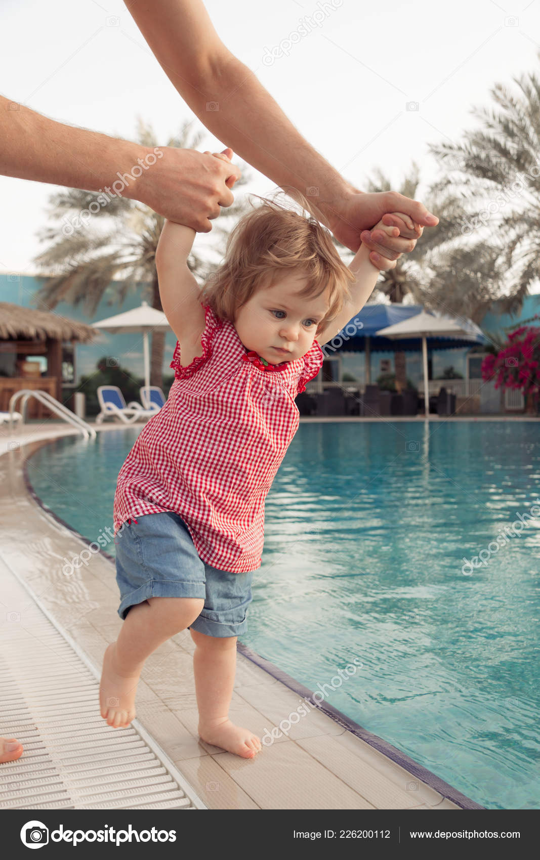 Petite Fille Drole Pres Piscine Pere Tient Bebe Par Les Image Libre De Droit Par Msharova C Petite Fille Drole Pres Piscine Pere Tient Bebe Par Les Image Libre De Droit Par Msharova C