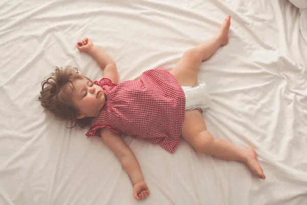 Κοριτσάκι Κοιμάται Ανάσκελα Ανοιχτές Αγκάλες Και Χωρίς Πιπίλα Ένα Κρεβάτι Φωτογραφία Αρχείου