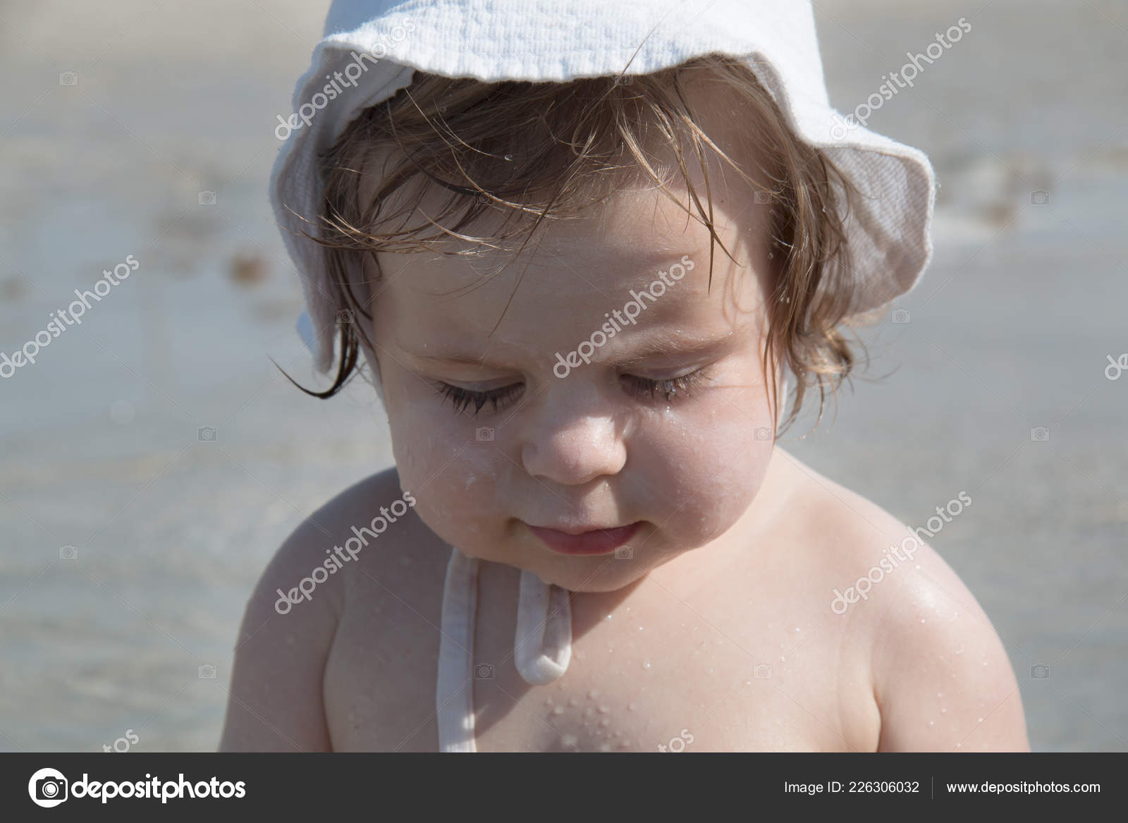 Mignon Bebe Triste Avec Creme Solaire Sur Joue Sur Fond Photographie Msharova C Mignon Bebe Triste Avec Creme Solaire Sur Joue Sur Fond Photographie Msharova C