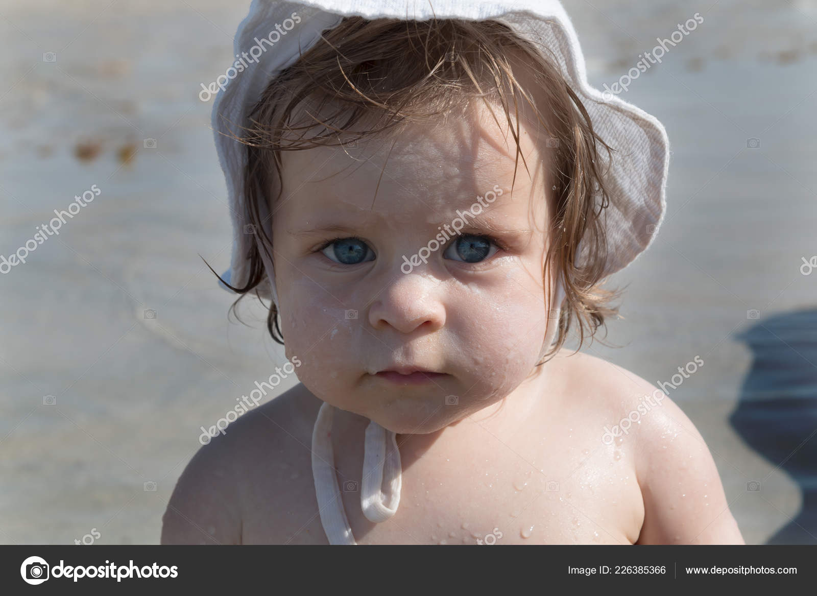 Mignon Bebe Triste Avec Creme Solaire Sur Joue Sur Fond Image Libre De Droit Par Msharova C Mignon Bebe Triste Avec Creme Solaire Sur Joue Sur Fond Image Libre De Droit Par Msharova C