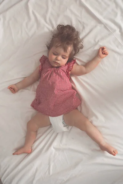 Κοριτσάκι Κοιμάται Ανάσκελα Ανοιχτές Αγκάλες Και Χωρίς Πιπίλα Ένα Κρεβάτι Εικόνα Αρχείου