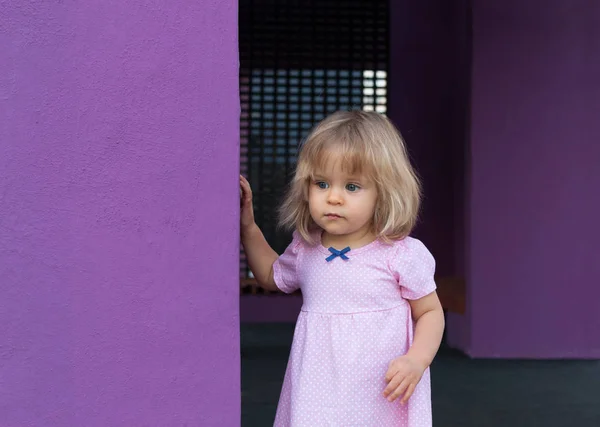 Carino Bambino Abito Estivo Rosa Piselli Anno Posa All Aperto — Foto Stock