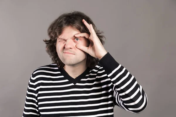 Hombre Abre Los Ojos Con Pulgar Índice Tipo Cansado Abrir — Foto de Stock