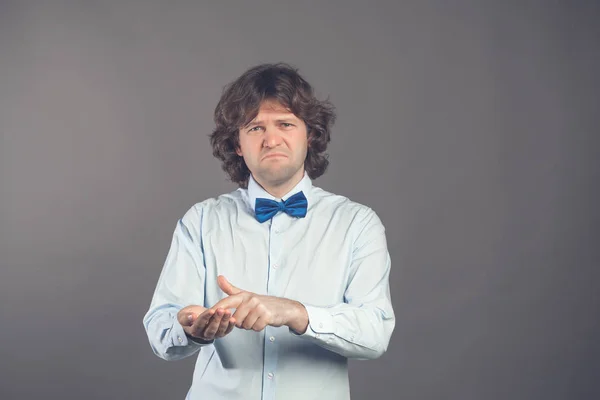 El hombre con camisa y corbata muestra la mano extendida con la palma abierta, el dedo índice apuntando a la palma. El hombre molesto pide dinero. Falta de concepto de dinero. Pedir ayuda, asistencia financiera. Fusión financiera — Foto de Stock