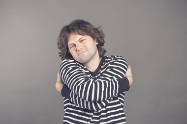 Kendini sarılırsan kız gerekmez. Bencil feeling kavramı. Kendini sarılma ve zevk, gülümseyen beyaz gömlekli komik beyaz adam gözlerini kapatma.