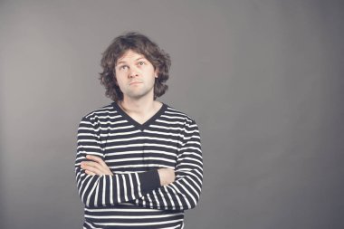 Konser için kasvetli yakışıklı erkek duygu mutsuz eksik şans satın bilet üzgün. Çatık ve surat asıyorsun, ararken, göğüs üzerinde çarpı işareti el ele tutuşarak memnun rahatsız şirin İspanyol adam, portresi.