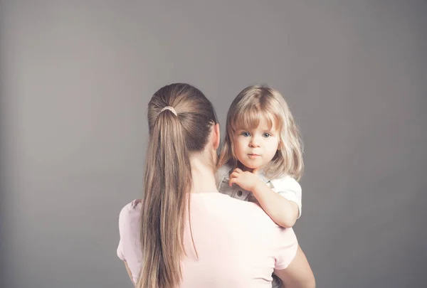 Young Slim Mother Stands Her Back Holds Her Arms Small — Stock Photo, Image