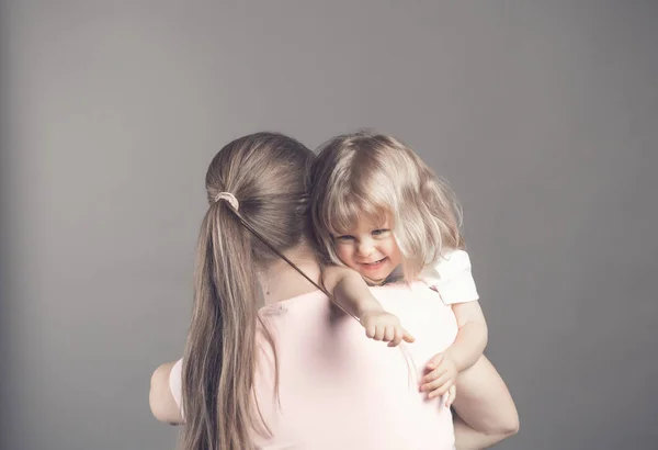 Niña Riéndose Feliz Los Brazos Madre Hermosa Niña Tira Del — Foto de Stock