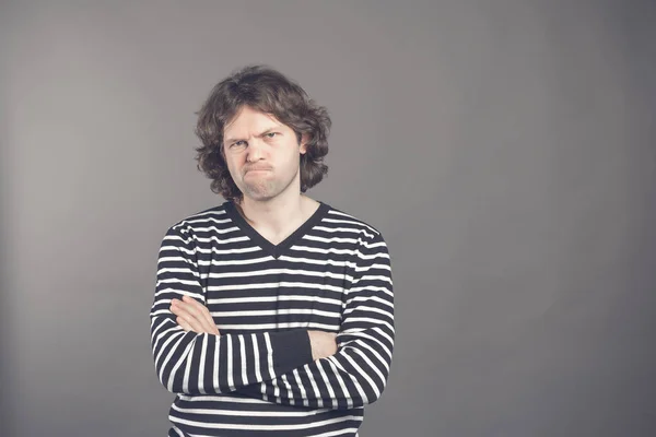 Retrato Primer Plano Del Hombre Disgustado Enojado Gruñón Suéter Rayas — Foto de Stock