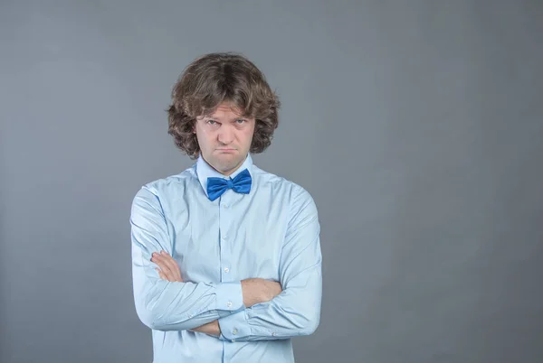 Hombre Resentido Con Los Brazos Cruzados Sobre Fondo Gris Estudio — Foto de Stock