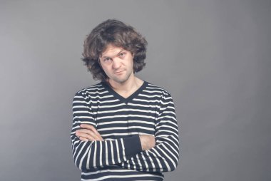 Şüpheli ve kuşkulu görünen şüpheci adam portresi closeup biraz tiksinti onun yüzünde ret gri arka plan üzerinde izole karışık. Negatif insan duyguları, yüz ifadeleri duygular