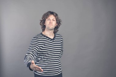 Hoş geldiniz, sizi görmek ne güzel. Kameraya el sıkışma sunan elini ulaşan ile seyir siyah ve beyaz çizgili kazaklı adam. Kapalı studio vurdu. Merhaba, jest tebrik. İnsan duygu ve işaretleri