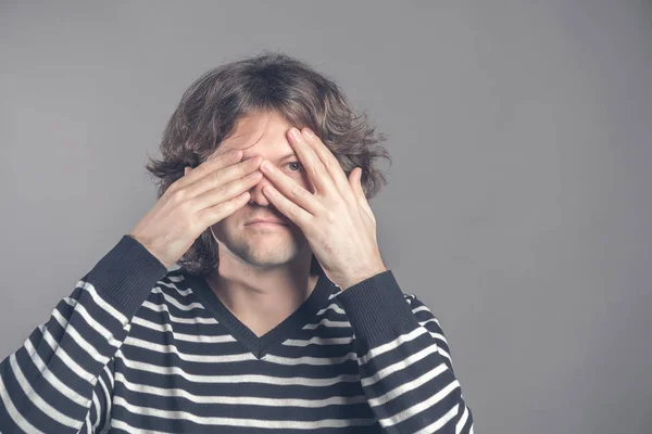 Portret Van Jonge Hipster Man Trui Gluren Camera Zijn Vingers — Stockfoto