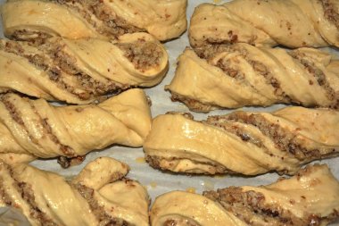 Testten çıkan ürünler. Çay için haşhaş tohumlu simit.