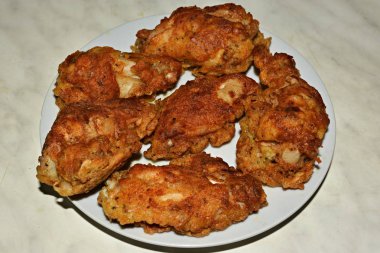 Kızarmış Tavuk Kanatları Nuggets..