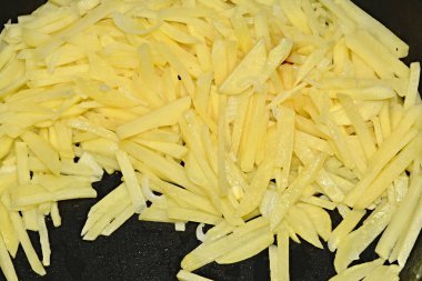 Evde kızarmış patates pişirmek.
