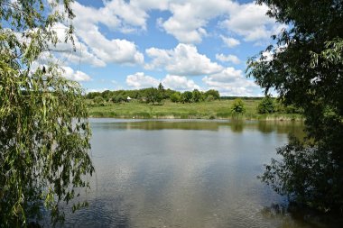 Bahar. Göl gökyüzü görüntüsüyle.