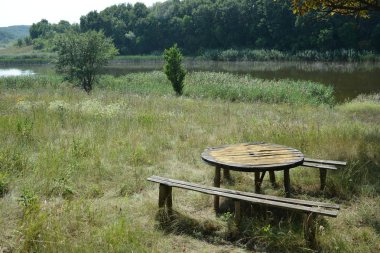 Sahada rahatlamak için masası olan bir bank.