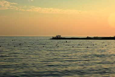 iskelede günbatımı arka plan