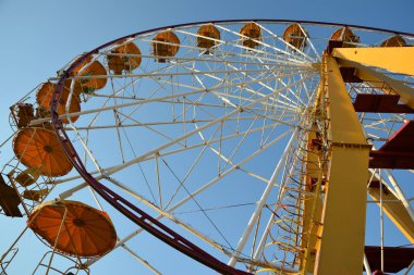 Çekicilik. Denizde Dönme dolap